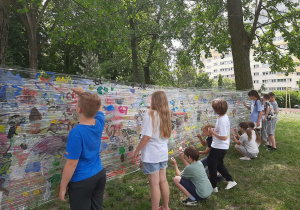 Uczniowie podczas zabaw z okazji Dnia Dziecka