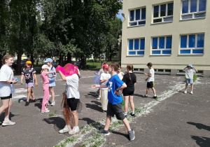 Uczniowie podczas zabaw z okazji Dnia Dziecka