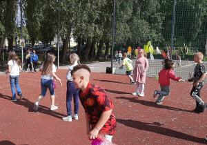 Uczniowie podczas zabaw z okazji Dnia Dziecka