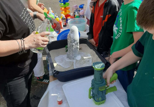 Uczniowie podczas zabaw z okazji Dnia Dziecka