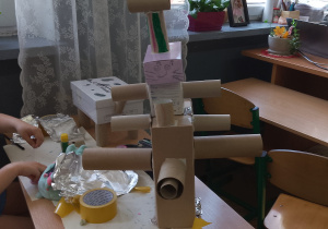 Tekturowa praca wykonana przez uczennicę podczas lekcji plastyki