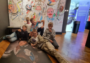 Uczniowie klasy 4B podczas warsztatów „Tropiciele Wolności” w Muzeum Tradycji Niepodległościowych w Łodzi.