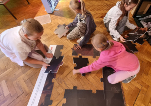 Uczniowie klasy 4B podczas warsztatów „Tropiciele Wolności” w Muzeum Tradycji Niepodległościowych w Łodzi.