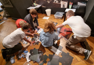 Uczniowie klasy 4B podczas warsztatów „Tropiciele Wolności” w Muzeum Tradycji Niepodległościowych w Łodzi.