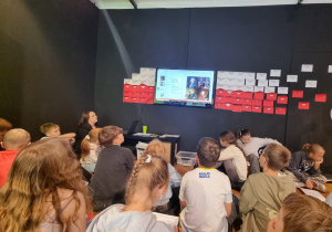 Uczniowie klasy 4B podczas warsztatów „Tropiciele Wolności” w Muzeum Tradycji Niepodległościowych w Łodzi.