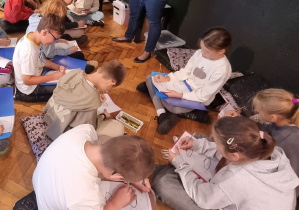 Uczniowie klasy 4B podczas warsztatów „Tropiciele Wolności” w Muzeum Tradycji Niepodległościowych w Łodzi.