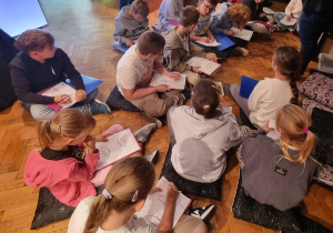 Uczniowie klasy 4B podczas warsztatów „Tropiciele Wolności” w Muzeum Tradycji Niepodległościowych w Łodzi.