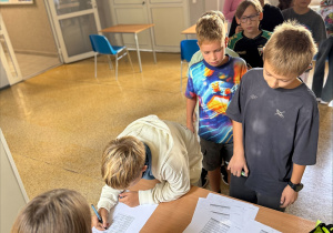 Uczennica podpisująca się na liście wyborczej