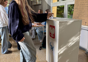 Uczennica oddająca głos.