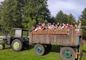 Przejażdżka traktorem po terenie gospodarstwa.