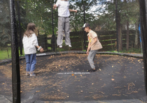 Radosne chwile podczas skoków na trampolinach.