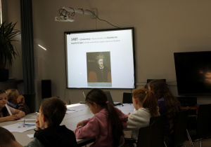Uczniowie podczas warsztatów „Łódź przedprzemysłowa”,  w Szkolnym Schronisku Młodzieżowym.