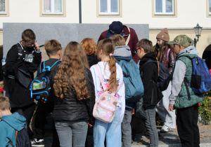 Uczniowie podczas spaceru edukacyjnego „Łódź przedprzemysłowa”.