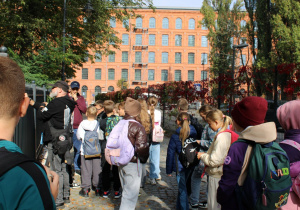 Uczniowie podczas spaceru edukacyjnego „Łódź przedprzemysłowa”.