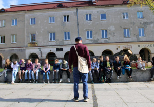 Uczniowie podczas spaceru edukacyjnego „Łódź przedprzemysłowa”.