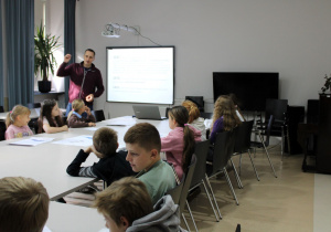 Uczniowie podczas warsztatów „Łódź przedprzemysłowa”,  w Szkolnym Schronisku Młodzieżowym.