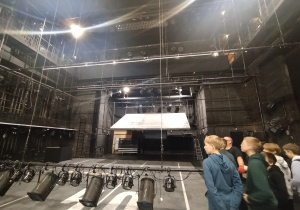 Uczniowie klasy 5a w Teatrze Nowym.
