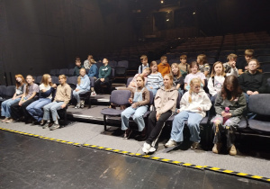 Uczniowie klasy 5a w Teatrze Nowym.