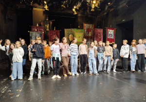 Uczniowie klasy 5a w Teatrze Nowym.