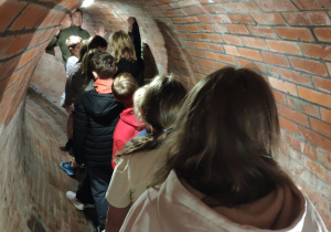 Uczniowie podczas zwiedzania Muzeum Dętki.