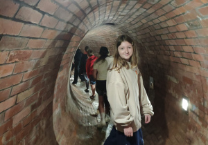 Uczniowie podczas zwiedzania Muzeum Dętki.