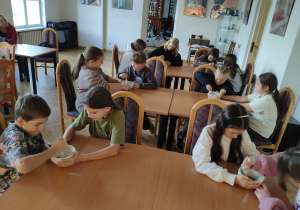 Uczniowie podczas wykonywania własnych kapsuł z ziół.