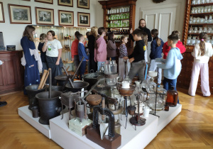 Uczniowie podczas zwiedzania ekspozycji Muzeum Farmacji.