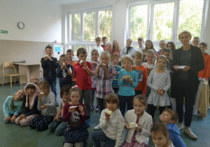 Uczniowie klasy 1a ze swoim wychowawcą degustujący kremówki sprzedawane w szkole.