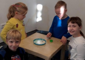 Uczniowie w czasie zajęć warsztatowych "Małe laboratorium".