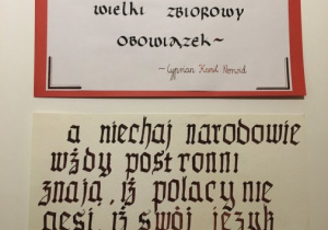 Kartki zawierające cytaty Cypriana Kamil Norwida i Mikołaja Reja napisana pismem kaligraficznym.
