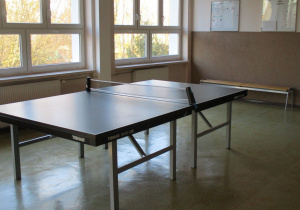 Stół do tenisa na korytarzu