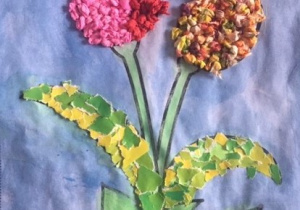Praca plastyczna przedstawiająca dwa wiosenne kwiaty wykonane metodą wydzieranki