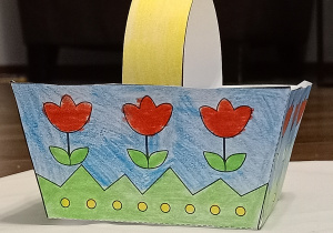Kolorowy koszyczek papierowy z motywem tulipanów.