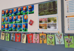 Zdjęcie przedstawia galerię prac plastycznych wykonanych przez uczniów klasy 3a.