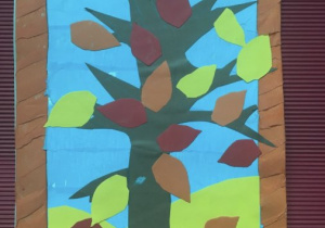 Jesienne drzewo wykonane z papieru kolorowego.