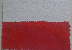 Flaga polski powstała z powycinanych serduszek białych i czerwonych przyklejonych do białego bloku technicznego