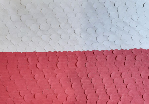 Flaga polski powstała z powycinanych serduszek białych i czerwonych przyklejonych do białego bloku technicznego