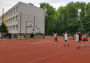 Uczniowie klas ósmych podczas meczu koszykówki.