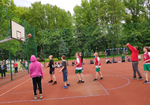 Uczniowie z klas ósmych podczas turnieju koszykówki.