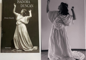 Uczennica stoi w tanecznej pozie ubrana w długą, białą szatę. Odwzorowuje postać tancerki Isadory Duncan.
