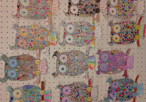 Galeria prac uczniów klasy 3a – rysunki sów wypełnionych kolorowymi kropkami.
