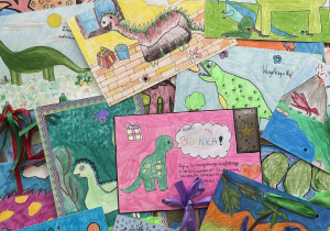 Kolorowe kartki urodzinowe dla Blanki przedstawiające dinozaury.