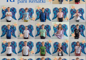 Zdjęcie przedstawia dzieci z klasy 1a stojące na tle dużych niebieskich skrzydeł