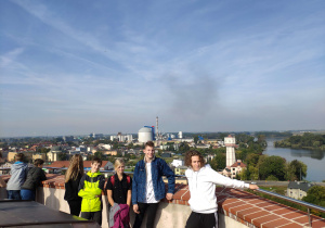 Siedmioro uczniów na szczycie Mysiej Wieży podziwia panoramę Kruszwicy.