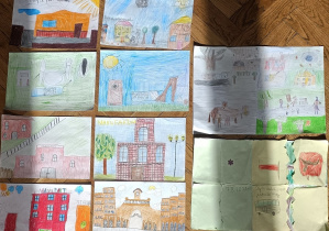 Na zdjęciu widoczne są prace plastyczne dzieci z klasy 2a przedstawiające miejsca ze szkolnej wycieczki po Łodzi. Prace zostały wykonane kredkami.