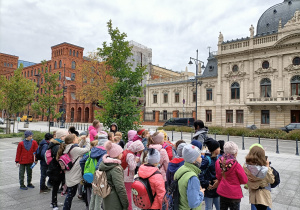 Uczniowie klasy 2a i 3a obserwują Pałac Izraela Poznańskiego. W oddali widoczna jest główna brama do Manufaktury i budynek dawnej przędzalni, w który obecnie mieści się hotel „Andels”.