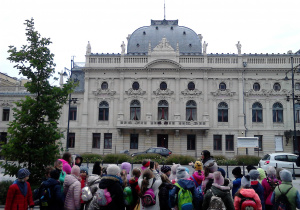 Uczniowie klasy 2a i 3a obserwują Pałac Izraela Poznańskiego.