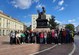 Klasy VIIId i VIIIe przed pomnikiem Mikołaja Kopernika