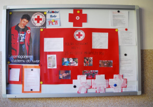 Gazetka szkolna SK PCK, umieszczona na szkolnym korytarzu, w której znajdują się informacje związane z działalnością młodzieży.