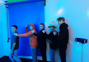 Chłopcy w Tik Tok Roomie kręcą własny film
